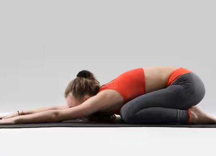 વજ્રાસનઃ આ કરવા માટે ઘૂંટણ નીચા કરો. હીલ્સ એકબીજાની નજીક રાખો. અંગૂઠાને એકબીજાની ઉપર રાખવાને બદલે જમણી અને ડાબી બાજુએ એકબીજાની બાજુમાં મૂકો.હથેળીઓને ઘૂંટણ પર ઉપરની તરફ રાખો. તમારી પીઠ સીધી કરો અને આગળ જુઓ. પીઠ, કમર અને ઘૂંટણને સોફ્ટ બનાવવા માટે આ ખૂબ જ સારું છે. તમે ખોરાક ખાધા પછી તરત જ આ સરળતાથી કરી શકો છો.