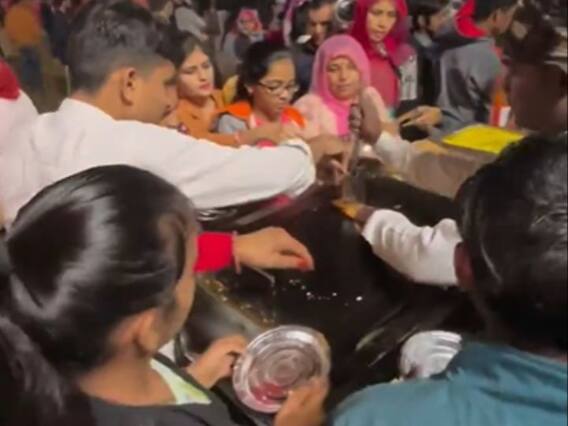 शादी में खाने के काउंटर पर हलवाई को लोगों ने घेर लिया... इसके बाद जो हुआ मजेदार था, देखें वीडियो