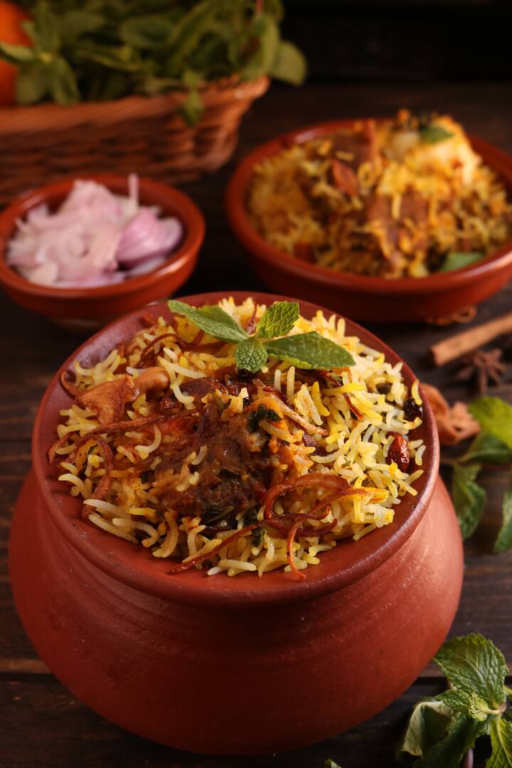 பிரியாணி பாத்திரத்தை மூடி விட்டு, அதன் மீது அகலமான பாத்திரத்தில் கொதிக்கும் வெந்நீர் வைத்து அதையும் மூடி அடுப்பை சிம்மில் வைக்கவும். இதை 10 நிமிடம் வைத்தால் போதும். பிரியாணி நன்றாக தம் ஏறியிருக்கும். இதை ஜாம், தயிர் பச்சடி கறிக்குழம்பு சுக்கா, தால்ஸா, தயிர்பச்சடி போன்றவற்றுடன் வைத்து சாப்பிட நன்றாக இருக்கும்.