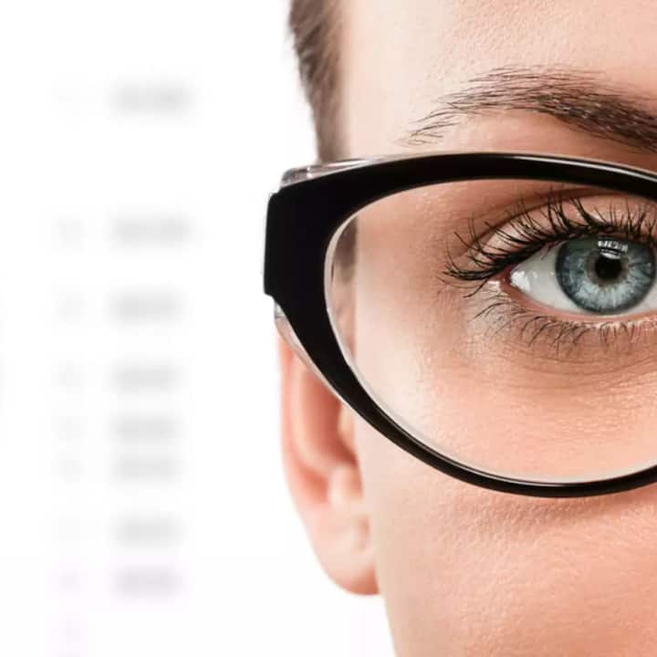 ਜਿਨ੍ਹਾਂ ਲੋਕਾਂ ਦੀਆਂ ਅੱਖਾਂ ਪਹਿਲਾਂ ਤੋਂ ਹੀ ਕਮਜ਼ੋਰ ਹਨ ਉਨ੍ਹਾਂ ਨੂੰ ਹੋਰ ਵੀ ਮੁਸ਼ਕਲਾਂ ਦਾ ਸਾਹਮਣਾ ਕਰਨਾ ਪੈ ਸਕਦਾ ਹੈ। ਅਜਿਹੇ ‘ਚ ਅੱਜ ਅਸੀਂ ਤੁਹਾਨੂੰ ਕੁਝ ਘਰੇਲੂ ਨੁਸਖ਼ੇ ਦੱਸਾਂਗੇ ਜੋ ਤੁਹਾਡੀ ਅੱਖਾਂ ਦੀ ਰੋਸ਼ਨੀ ਨੂੰ ਵਧਾਉਣ ‘ਚ ਸਹਾਇਤਾ ਕਰਨਗੇ। ਨਾਲ ਹੀ ਤੁਸੀਂ ਐਨਕਾਂ ਜਾਂ lens ਤੋਂ ਛੁਟਕਾਰਾ ਪਾ ਸਕਦੇ ਹੋ। ਤਾਂ ਆਓ ਜਾਣਦੇ ਹਾਂ ਉਨ੍ਹਾਂ ਨੁਸਖਿਆਂ ਬਾਰੇ…