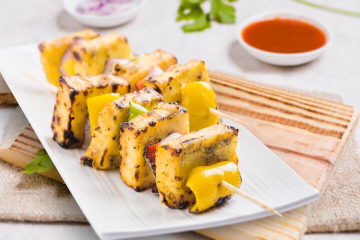 இந்தப் பொருட்கள் வதங்கியதும் அதில் நறுக்கிய வெங்காயத்தை சேர்த்து பொன்னிறமாக வதக்க வேண்டும். பின் பச்சை மிளகாய் தக்காளி சேர்த்து மென்மையாகும் வரை வதக்க வேண்டும்.
