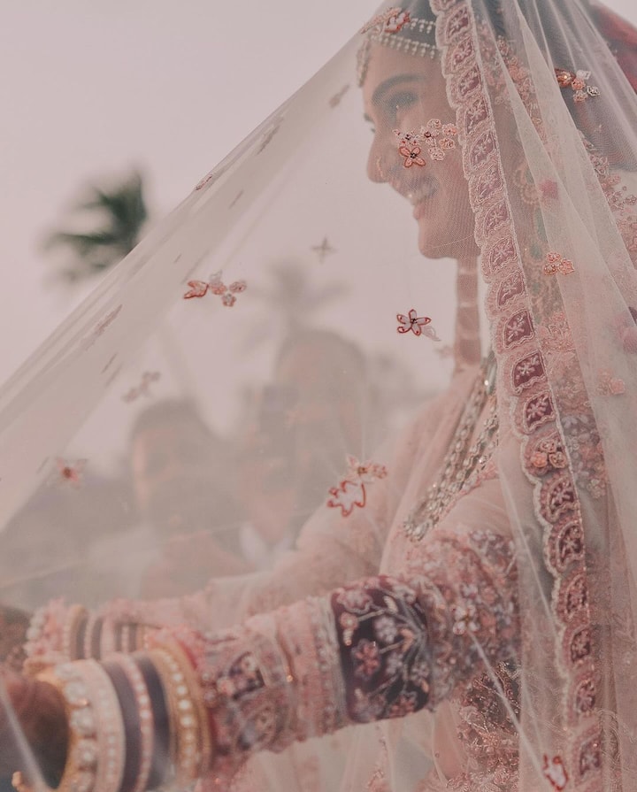 जिसमें मुक्ति कुणाल की दुल्हन बनने के लिए काफी एक्साइटिड नजर आ रही हैं. एक्ट्रेस ने अपना वेडिंग लुक हैवी ज्वेलरी और लाल चूड़े के साथ पूरा किया है.