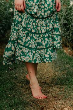 Walking Barefoot : गवतावर अनवाणी पायाने चालणे आरोग्यासाठी फायदेशीर!