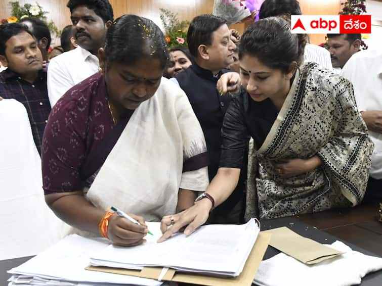 Smita Sabharwal participated in Minister Sitakka   acceptance of responsibility program. Smita Sabharwal : కేంద్ర సర్వీసులకు వెళ్లట్లేదన్న స్మితా సభర్వాల్ - సీతక్క బాధ్యతల స్వీకరణ కార్యక్రమానికి హాజరు !