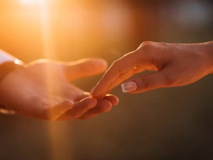 एक दूसरे के लिए समय निकालें रिश्ते में स्थापित नियमों में से एक यह है कि पार्टनर एक-दूसरे के लिए समय निकालें. कुछ रिश्ते अपनी राह नहीं देख पाते क्योंकि लोग एक-दूसरे के लिए समय नहीं निकाल पाते. इस नए साल में अपने प्रियजनों से वादा करें कि आप उनके साथ जितना हो सके उतना समय बिताएंगे.