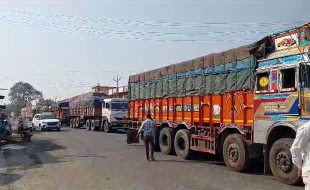 रास्ता रोको आंदोलन सुरु झाल्यामुळं वाहनांच्या लांबच लांब रांगा लागल्या आहेत.