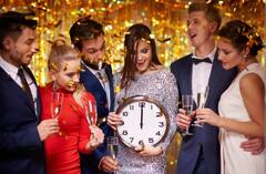 Kiss से लेकर पर्स में कैश तक... ऐसे करें नए साल की शुरुआत! सालभर घर में रहेगा प्यार