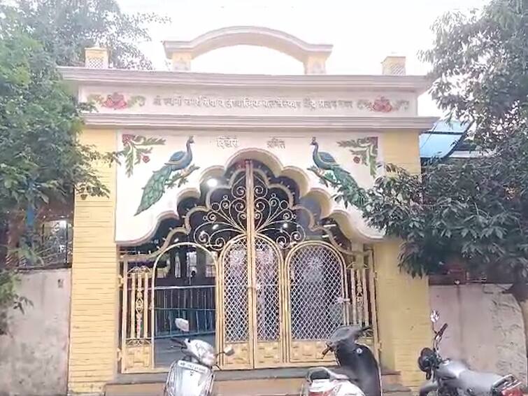 Jalgaon Swami Samarth Trust allegation of corruption in donation box  maharashtra temple marathi news  Jalgaon : जळगावातील स्वामी समर्थ केंद्राच्या दानपेटीत भ्रष्टाचाराचा आरोप, दोन गट आमने-सामने 