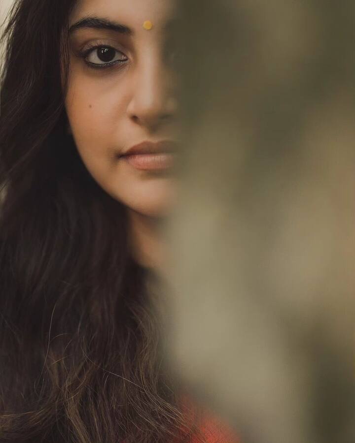 தற்போது இவர் சிவப்பு நிறப்புடவையில் சில அழகிய புகைப்படங்களை பகிர்ந்துள்ளார்.