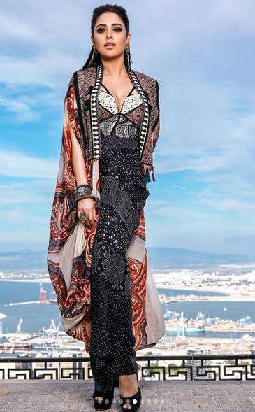 ਨੁਸਰਤ ਭਰੂਚਾ ਨੇ ਨੇ ਆਪਣੇ ਵਾਲਾਂ ਨੂੰ ਪਿਛਲੇ ਪਾਸੇ ਬੰਨ੍ਹ ਕੇ ਰੱਖਿਆ ਹੈ ਅਤੇ ਇਸ ਲੁੱਕ ਨੂੰ ਬਹੁਤ ਹੀ ਨਿਊਡ ਮੇਕਅੱਪ ਨਾਲ ਪੂਰਾ ਕੀਤਾ ਹੈ।