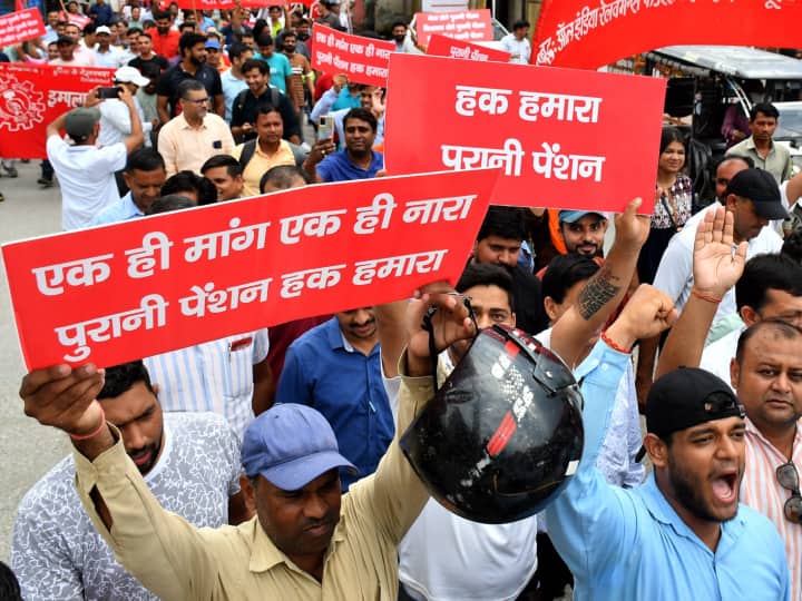 Old Pension Scheme in Maharashtra Mumbai Sambhajinagar Kolhapur Nashik Nagpur Government employees on strike Maharashtra Protest: महाराष्ट्र में Old Pension Scheme की मांग को लेकर सड़कों पर उतरे लाखों कर्मचारी, प्रभावित होगी स्वास्थ्य व्यवस्था?