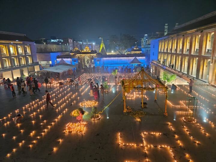 भारी संख्या में सुबह से ही काशी विश्वनाथ मंदिर में दर्शन के लिए श्रद्धालु भी पहुंच रहे हैं.