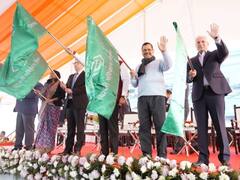 दिल्ली में अब सफर होगा और आसान, 500 इलेक्ट्रिक बसों को LG और CM केजरीवाल ने दिखाई हरी झंडी