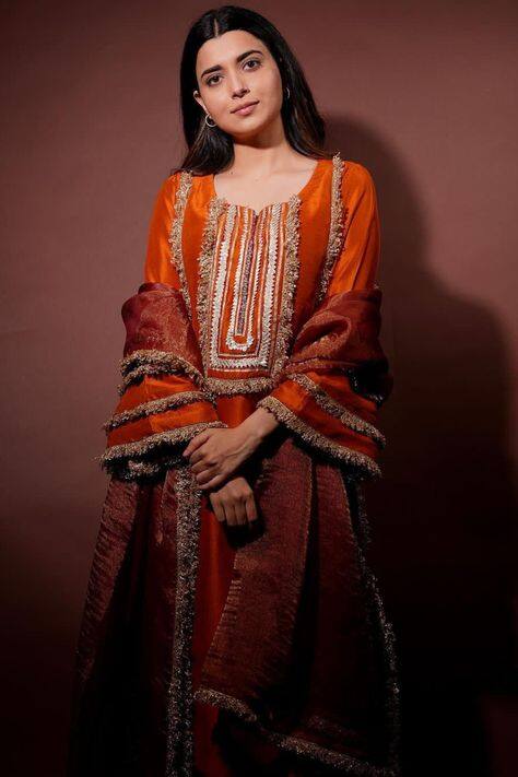 ਦੂਜੇ ਪਾਸੇ ਸਰਗੁਣ ਮਹਿਤਾ ਨੇ ਨਿਮਰਤ ਖਹਿਰਾ ਨੂੰ ਅਨਫਾਲੋ ਕੀਤਾ ਹੈ। ਜਦੋਂ ਅਸੀਂ ਸਰਗੁਣ ਦੀ ਫਾਲੋਇੰਗ ਲਿਸਟ 'ਚ ਦੇਖਿਆ ਤਾਂ ਉਸ ਦੀ ਲਿਸਟ 'ਚ ਕਿਤੇ ਵੀ ਨਿਮਰਤ ਦਾ ਅਕਾਊਂਟ ਨਹੀਂ ਸੀ।