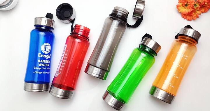 आजकाल कुठेही जाताना प्लास्टिकच्या पाण्याच्या बाटल्यांचा वापर मोठ्या प्रमाणात केला जात आहे. लोक बिंधास बाजारातून पाणी विकत घेऊन ते पितात, जे आरोग्यासाठी अत्यंत घातक ठरत आहे.(Photo Credit : Pixabay)