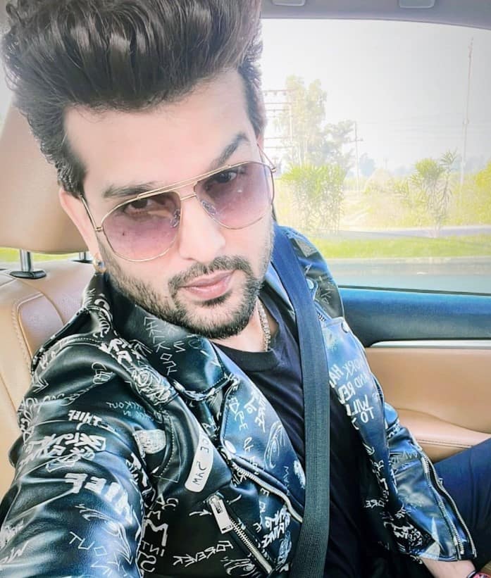 ਦੱਸ ਦਈਏ ਕਿ ਗਾਇਕ ਆਪਣੀ ਪੇਸ਼ੇਵਰ ਦੇ ਨਾਲ-ਨਾਲ ਨਿੱਜੀ ਜ਼ਿੰਦਗੀ ਦੇ ਚਲਦਿਆਂ ਸੁਰਖੀਆਂ ਵਿੱਚ ਰਹਿੰਦਾ ਹੈ। ਕਲਾਕਾਰ ਨੇ ਆਪਣੇ ਘਰ ਸਤੰਬਰ ਮਹੀਨੇ ਨੰਨ੍ਹੀ ਪਰੀ ਦਾ ਸੁਵਾਗਤ ਕੀਤਾ।