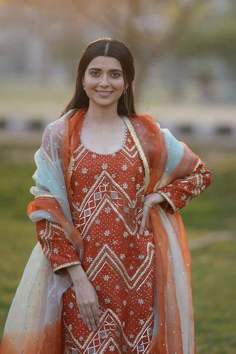 ਇੱਕ ਸਮਾਂ ਸੀ, ਜਦੋਂ ਸਰਗੁਣ ਤੇ ਨਿਮਰਤ ਦੀ ਦੋਸਤੀ ਬੜੀ ਚਰਚਾ 'ਚ ਰਹਿੰਦੀ ਸੀ। ਦੋਵਾਂ ਨੂੰ ਅਕਸਰ ਹੀ ਇੱਕ ਦੂਜੇ ਨਾਲ ਦੇਖਿਆ ਜਾਂਦਾ ਸੀ। ਇੱਥੋਂ ਤੱਕ ਕਿ ਦੋਵੇਂ ਇੱਕ ਦੂਜੇ ਦੀਆਂ ਪੋਸਟਾਂ 'ਤੇ ਕਮੈਂਟ ਵੀ ਕਰਦੀਆਂ ਸੀ।