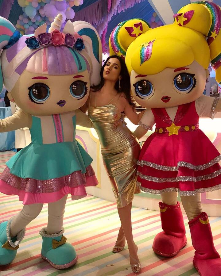 સોનલ ચૌહાણે બોડીકોન ડ્રેસમાં ખૂબ જ શાનદાર પોઝ આપ્યા છે.