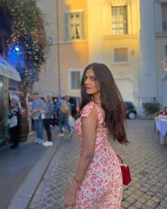 విదేశీ వీధుల్లో మాళవిక మోహనన్ - స్నేహితులతో షికారు!