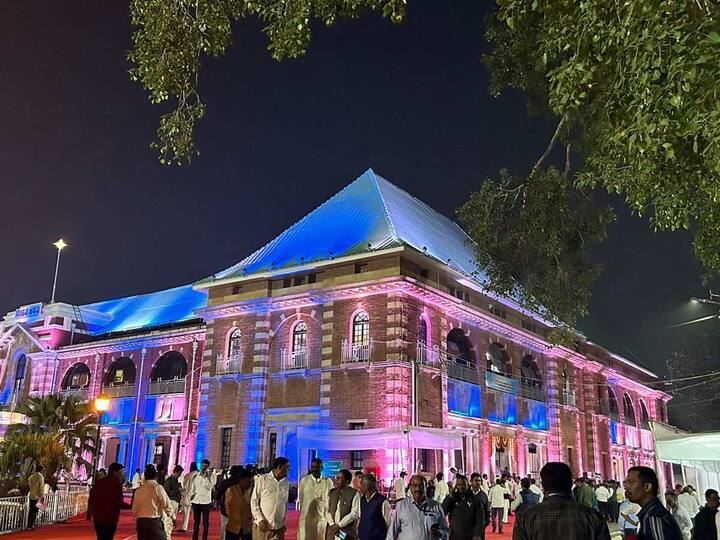 सध्या राज्याच्या विधिमंडळाचे हिवाळी अधिवेशन नागपुरात सुरू आहे. या अधिवेशनाचा आज साहवा दिवस आहे. या अधिवेशन दरम्यान विविध मागण्या घेऊन असंख्य मोर्चे-आंदोलन विधान भवनावर धडकत असतात.आपली मागणी पूर्ण व्हावी अशीच सर्वसामान्य आंदोलकांची अपेक्षा असते.