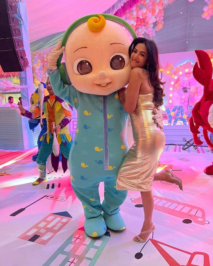 સિલ્વર બોડીકોન લૂકમાં એક્ટ્રેસ શાનદાર પોઝ આપતી જોવા મળે છે.