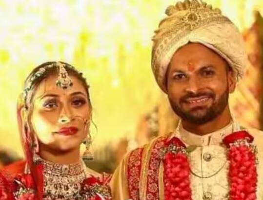 ભારતીય ફાસ્ટ બોલર મુકેશ કુમારે તાજેતરમાં 28 નવેમ્બરના રોજ લગ્ન કર્યા હતા. મુકેશે દિવ્યા સિંહ સાથે લગ્ન કર્યા.