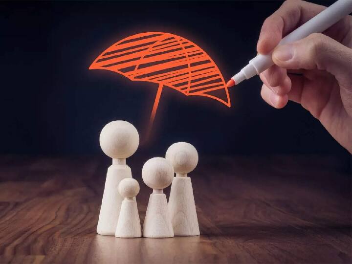 सबसे पहले आप ये देखें कि आपके परिवार में कितने सदस्य हैं, जिनके लिए आप हेल्थ इंश्योरेंस पॉलिसी ले सकते हैं. फैमिली के लिए प्लान खरीदते समय सबके लिए अलग-अलग जाने के बजाय फैमिली फ्लोटर प्लान बेहतर साबित होते हैं.