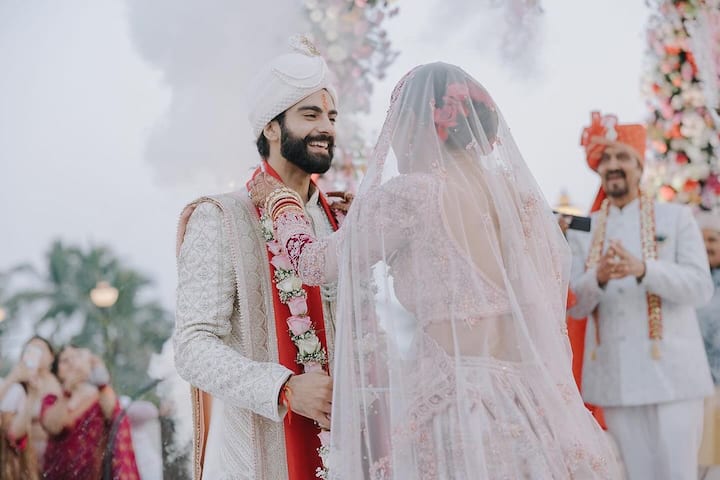 वहीं मुक्ति के दूल्हे यानि कुणाल शादी में अपनी दुल्हन के साथ ट्विनिंग करते दिखे. उन्होंने हैवी वर्क वाली शेरवानी पहनी थी.