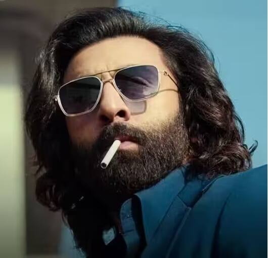 बॉक्स ऑफिस पर रणबीर कपूर की 'एनिमल' की कमाई की रफ्तार थमने का नाम नहीं ले रही है. देश में नहीं बल्कि विदेशों में ये मूवी छप्परफाड़ कमाई कर रही है, लेकिन 14 दिन बाद भी 'जवान' और 'पठान' की कमाई का रिकॉर्ड नहीं तोड़ पाई है.