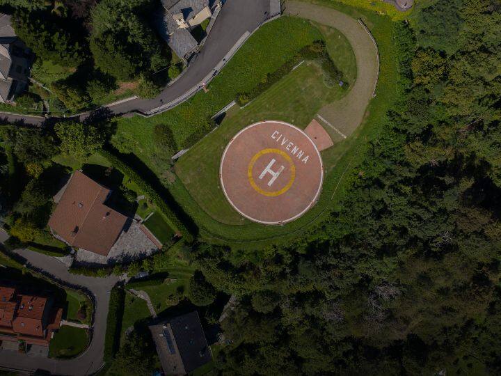 सर्किल में H बनाकर पायलट को यह संकेत दिया जाता है कि किस तरफ हेलीकॉप्टर का मुंह रखना है और किस तरफ पूंछ रखनी है. जिससे कि हेलीकॉप्टर में सवार VVIP के उतरते ही उसे मेजबान रिसीव करें और बिना समय गवाएं वो उचित दिशा में आगे बढ़ सकें. कुल मिलाकर हेलीपैड पर H का निशान पायलट के लिए नहीं, बल्कि हेलीकॉप्टर से आने वाले VVIP की सुविधा के लिए बनाया जाता है.