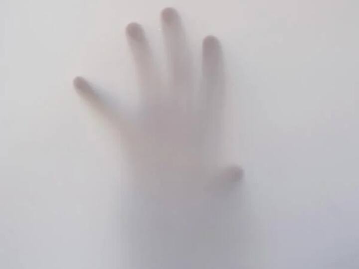 जब जलवाष्प पूरी तरह से हवा को सैचुरेटेड करने लगता है तो पानी की बूंदें कंडेंस्ड होने लगती हैं, या फिर गैस से वापस तरल में बदल जाती हैं. तो ये बूंदें हवा में रह जाती हैं और एक मोटी धुंध के रूप में दिखाई देती हैं, जिसे कोहरे के रूप में जाना जाता है.