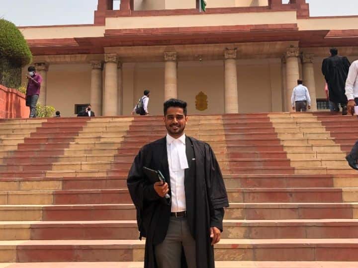 दुनिया के और किसी प्रोफेशन में काले रंग के कपड़े नहीं पहने जाते. वकीलों और जजों को काला रंग एक अलग पहचान देता है. इसके साथ ही वकीलों की शर्ट में एक सफेद रंग का बंद भी लगा हुआ होता है. जो की पवित्रता की निशानी माना जाता है.