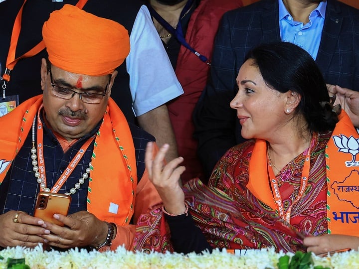 पहले सीएम पद के लिए बाबा बालक नाथ और दीया कुमारी के नाम की सबसे ज्यादा चर्चा थी, लेकिन भजन लाल शर्मा के नाम का ऐलान करके भारतीय जनता पार्टी (BJP) ने सबको चौंका दिया. राजस्थान की सियासत में रियासतों का खास महत्व रहा है. ऐसे में दीया कुमारी को डिप्टी सीएम पद देकर पार्टी ने राजघरानों को सत्ता में जगह देने की रिवायत को कायम रखा.