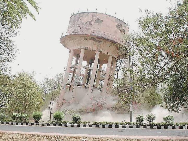 वहीं पुरानी पानी की टंकी को तोड़ने के नियम की बात करें तो इसके लिए आपको पहले नगर निगम को एक पत्र लिखना होता है और बताना होता है कि इस टंकी को तोड़ने के पीछे की वजह क्या है. फिर नगर निगम पूरी सुरक्षा के साथ पानी की टंकी ध्वस्त करता है.