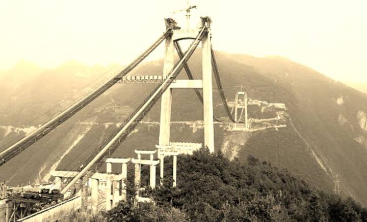 পাহাড়ের খাদের ১৬০০ ফুট উঁচুতে অবস্থিত এই Sidu River Bridge. দৈর্ঘ্য প্রায় ৫০০০ ফুট। দুই পাহাড়কে সংযুক্ত করেছে সেতুটি। ২০০৯ সালে সাধারণ মানুষের জন্য খুলে দেওয়া হয় সেটি।