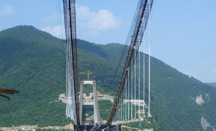 ঠিক হয়, এক পাহাড় থেকে অন্য পাহাড়কে কেবল তার দিয়ে জুড়তে ব্যবহার করা হবে রকেট। সেই মতো রকেটের সঙ্গে তার বেঁধে একদিক থেকে অন্য দিকে ছোড়া হয়। বলা বাহুল্য, তাতে সাফল্য পান চিনের ইঞ্জিনিয়াররা।