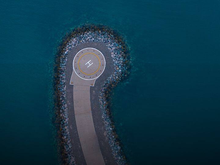 दुनिया के सभी देशों में हेलीकॉप्टर की लैंडिंग के लिए हेलीपैड पर H ही लिखा होता है. दरअसल, हेलीकॉप्टर का इस्तेमाल VVIP लोग ही करते हैं. इनके लिए हर जगह कुछ खास प्रबंध किए जाते हैं. कई बार अस्थाई हेलीपैड भी बनाए जाते हैं. सिस्टम के मुताबिक, VVIP का दर्जा प्राप्त लोगों का समय काफी कीमती समझा जाता है.