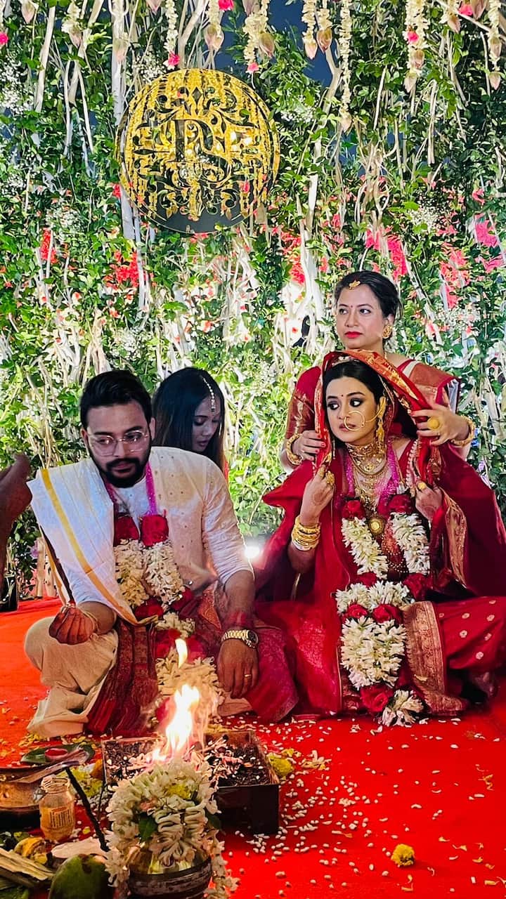 দর্শনা-সৌরভের কাছের লোকজন জানাচ্ছেন, বছরখানেক ওপর প্রেম করছিলেন টলিউডের দুই তারকা। অবশ্য প্রকাশ্যে কেউই কখনও সম্পর্ক নিয়ে মুখ খোলেননি।