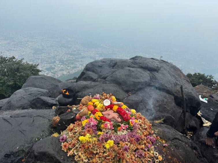 Thiruvannamalai Tirukarthigai deepam festival Pooja performed on the mountain TNN திருக்கார்த்திகை தீபத்திருவிழா நிறைவு; மகாதீபம் ஏற்றப்பட்ட மலையில் பிராயசித்த பூஜை