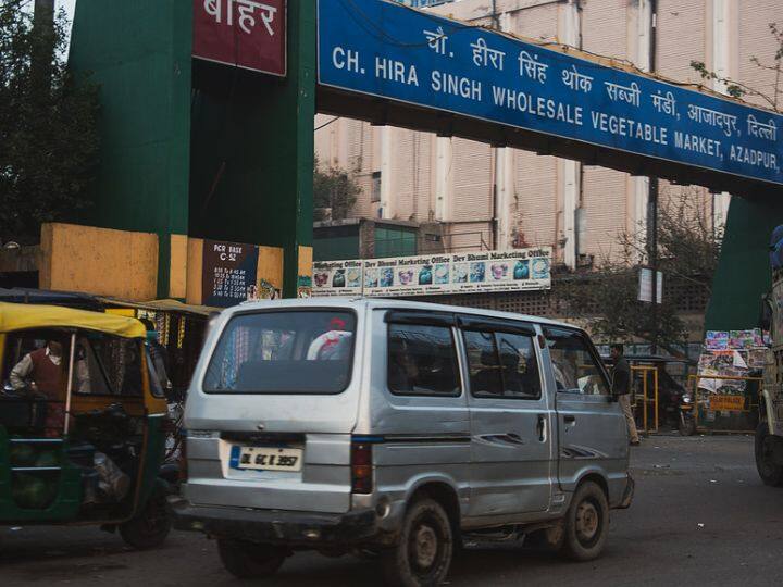 दिल्ली की आज़ादपुर मंडी न सिर्फ दिल्ली की बल्कि एशिया की सबसे बड़ी सब्ज़ी मंडी है. इस मंडी के अनुमान के मुताबिक अभी आलू और प्याज की कीमतों में ज़्यादा बढ़ोतरी होने के अनुमान हैं.