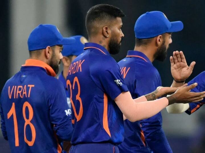 क्रिकेट को भारत समेत पूरी दुनिया में पसंद किया जाता है. क्रिकेटर्स को भी लोग खूब पसंद करते हैं, लेकिन क्या आप जानते हैं कि मैज के दौरान खिलाड़ी जो जर्सी पहनते हैं उस पर लिखा नंबर उन्हें कैसे मिलता है. आपको बता दें, क्रिकेटर्स को जर्सी या टी-शर्ट नंबर देने में भारतीय क्रिकेट कंट्रोल बोर्ड और अंतरराष्ट्रीय क्रिकेट परिषद की कोई भूमिका नहीं होती है. भारत समेत सभी देशों के क्रिकेटर अपनी जर्सी या टी-शर्ट खुद ही चुनते हैं.