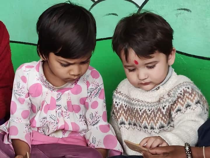 પોતાની ઓફિસ જતાં પહેલા ડીડીઓ બાળકને લઈ આંગણવાડી કેન્દ્ર ખાતે પહોચ્યા હતા જ્યાં આંગણવાડી વર્કર દ્રારા બાળકને કુમકુમ તિલક કરી આવકાર આપ્યો હતો.
