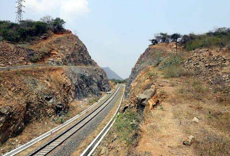 Electrification work on the 90.4 km broad gauge railway between Madurai and Bodi is in full swing TNN மதுரை - போடி இடையே 90.4 கி.மீ., அகல ரயில்பாதையில் மின்மயமாக்கல் பணிகள் தீவிரம்