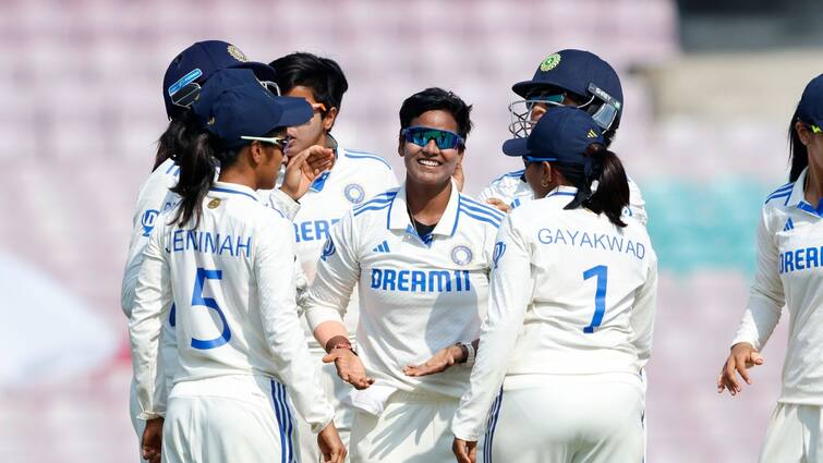 Indian spinner Deepti Sharma picks fifer as England Women's team gets bundled out for 136 INDW vs ENGW: দীপ্তির ঘূর্ণির ফাঁদে কুপোকাত ইংল্যান্ড, ১৩৬ রানেই শেষ ইনিংস