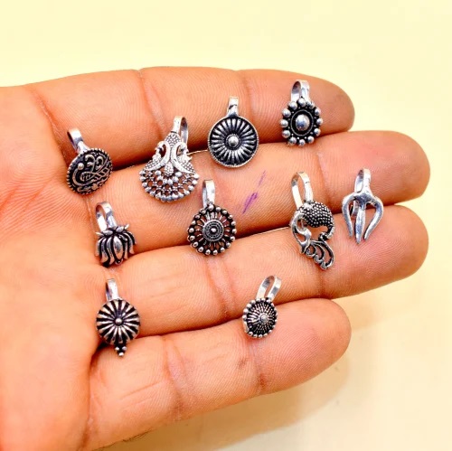 Nose Pin Design: ટ્રેડિશનલ લૂકને આપવા માંગો છો ટ્રેન્ડી ટચ, તો ટ્રાઇ કરો યુનિક નોઝ પિન