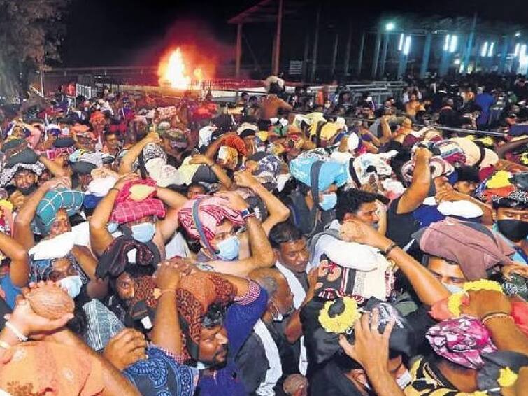 pilgrims waited many hours and allowed to darshan in sabarimala ayyappan temple Sabarimala: சபரிமலையில் அலைமோதும் பக்தர்கள் கூட்டம்.. நள்ளிரவில் காத்திருந்து சாமி தரிசனம்..!