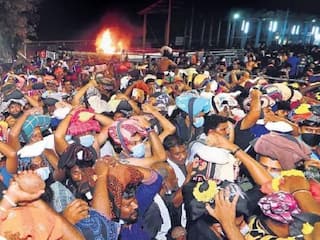 pilgrims waited many hours and allowed to darshan in sabarimala ayyappan temple Sabarimala: சபரிமலையில் அலைமோதும் பக்தர்கள் கூட்டம்.. நள்ளிரவில் காத்திருந்து சாமி தரிசனம்..!