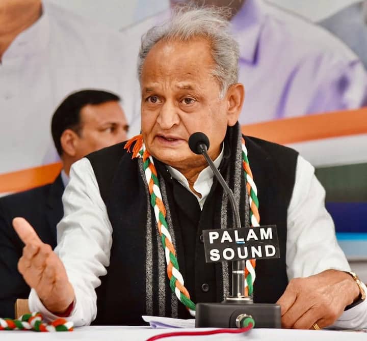 अशोक गहलोत के चुनावी हलफनामे के मुताबिक, उनके पास कुल 11 करोड़ 68 लाख 98 हजार 758 रुपये की संपत्ति है. कुल संपत्ति में से 10 करोड़ 27 लाख के मालिक वह खुद हैं, जबकि बाकी की मालकिन उनकी पत्नी सुनीता गहलोत हैं.