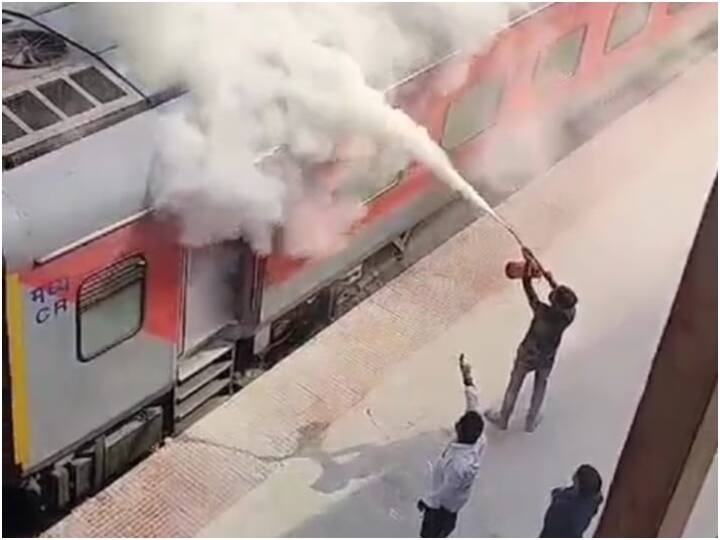 Madhubani fire breaks out in an ac coach of pawan express at jayanagar station ANN Watch: जयनगर में स्टेशन पर खड़ी पवन एक्सप्रेस में शॉर्ट सर्किट से लगी आग, धू-धूकर जलने लगी बोगी