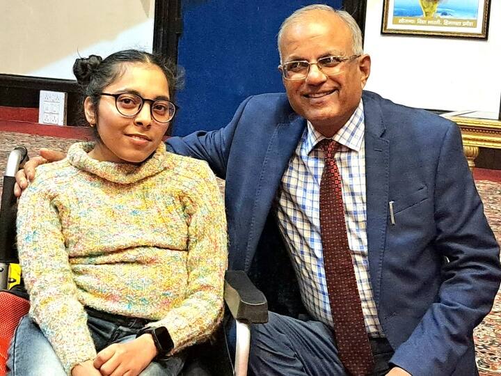 Nikita Chaudhary will become Himachal Pradesh first wheel chair doctor First Wheel Chair Doctor: हिमाचल की पहली व्हील चेयर डॉक्टर बनेंगी निकिता चौधरी, दिल जीत लेगी उनके संघर्ष की कहानी